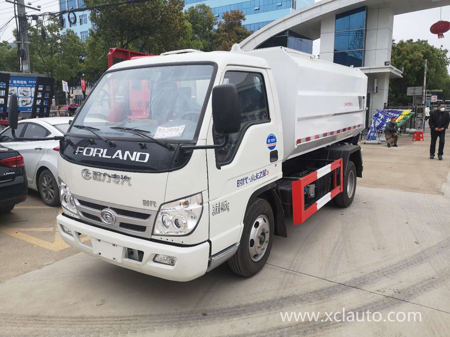 Small Side Loading Barrel Lifting Waste Removal Trucks For Old Street Garbage Co