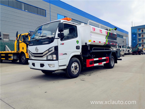 China Six Dongfeng small Dolica 4+2 square cleaning suction truck