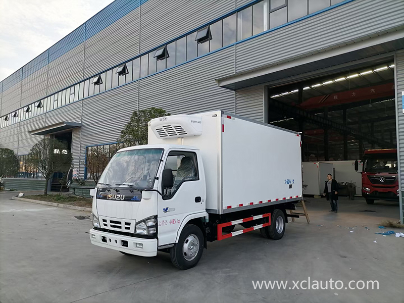 3-5 Tons ISUZU 4×2 Refrigerated Van Truck , Freezer Box Vehicle For Meat / Fish