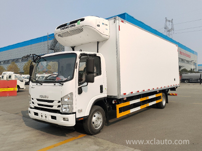 Box volume 30m³ Isuzu 700P 5.2m refrigerated truck